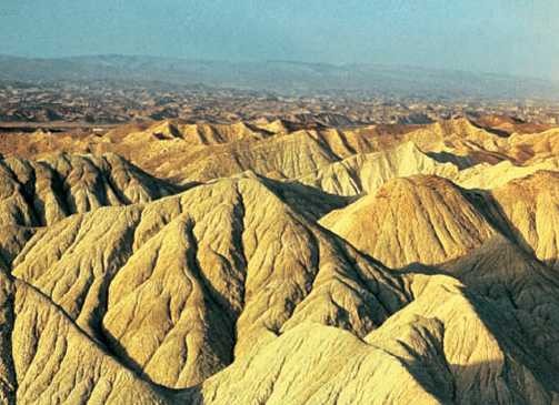 Разголените върхове над огнената пустиня Каракум