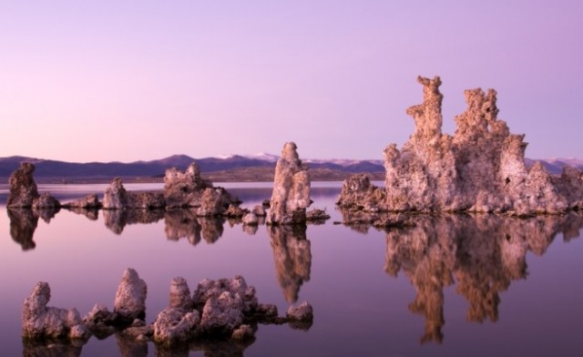 Езерото Моно представя приказен пейзаж всред огнени пясъчни равнини