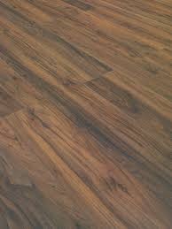 Почистване на естествени дървени подови настилки