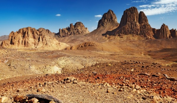 Планината Ахагар лежи като екзотична красавица в сърцето на пустинята Сахара