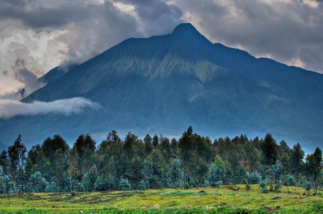 Осем вулкана разчупват пейзажа в западния клон на рифтовата област, Източна Африка