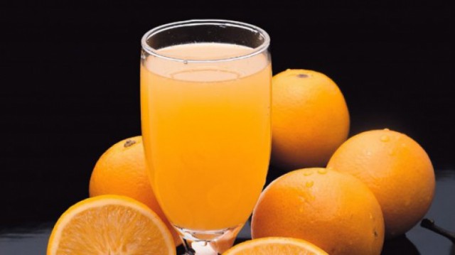 Спрете плодовите сокове и приема на голямо количество плодове между основните хранения